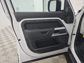 2024 Land Rover Defender 110 S - miniatura 9