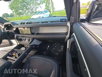 2024 Land Rover Defender 110 S - miniatura 16