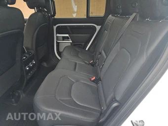 2024 Land Rover Defender 130 S - miniatura 13