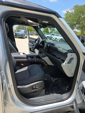 2024 Land Rover Defender 130 S - miniatura 16