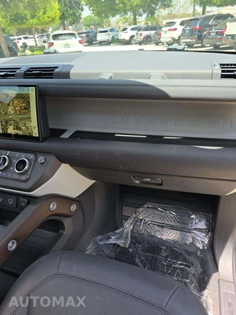 2024 Land Rover Defender 130 S - miniatura 17
