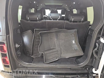 2024 Land Rover Defender 130 S - miniatura 16