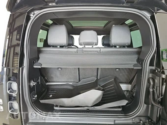 2024 Land Rover Defender 90 V8 - miniatura 16