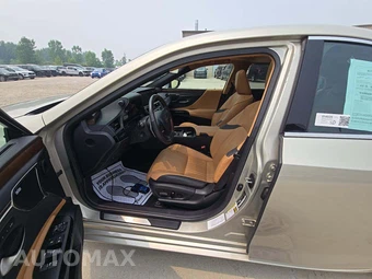 2024 Lexus ES 300h - miniatura 3