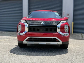 2024 Mitsubishi Outlander SE - miniatura 3