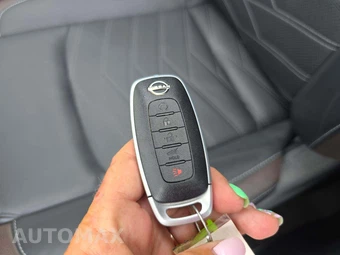 2024 Nissan Pathfinder Platinum - miniatura 8