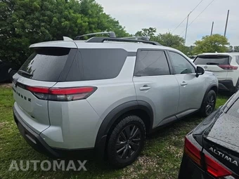 2024 Nissan Pathfinder SV - miniatura 4