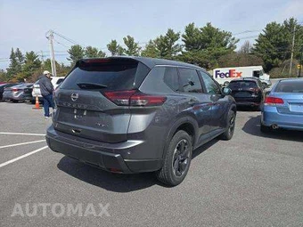 2024 Nissan Rogue SV - miniatura 3