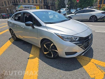 2024 Nissan Versa SR - miniatura 4