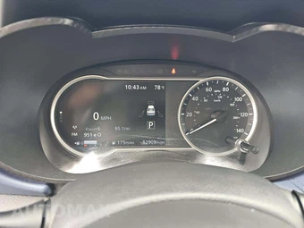 2024 Nissan Versa SV – miniatura 9