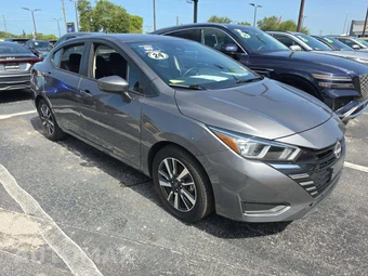 2024 Nissan Versa SV – miniatura 4