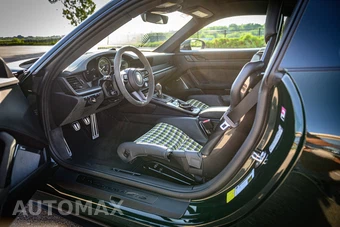 2024 Porsche 911 Carrera 4 GTS - miniatura 30