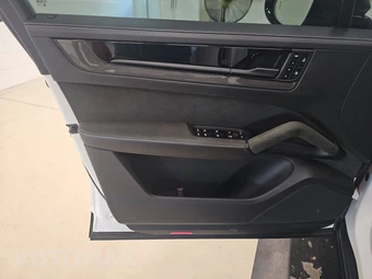 2024 Porsche Cayenne Turbo GT – miniatura 9