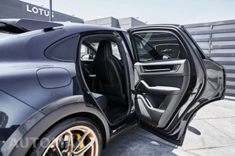 2024 Porsche Cayenne Turbo GT - miniatura 31