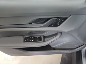 2024 Porsche Taycan 4S – miniatura 9