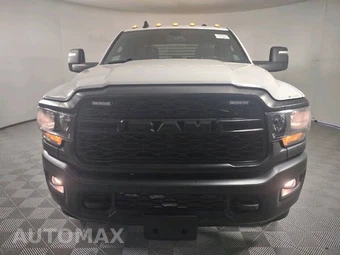 2024 Ram 3500 Cab Chassis Tradesman Crew Cab DRW - miniatura 2