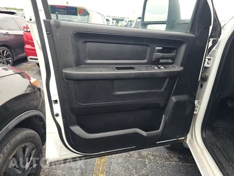 2024 Ram 3500 Cab Chassis Tradesman Crew Cab DRW – miniatura 9