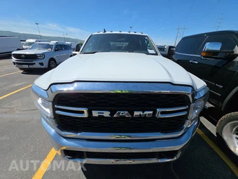 2024 Ram 3500 Cab Chassis Tradesman Crew Cab DRW – miniatura 2
