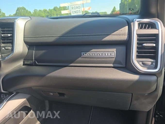 2024 Ram 3500 Laramie Crew Cab Long Bed DRW - miniatura 16