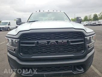 2024 Ram 5500 Cab Chassis Tradesman Crew Cab DRW – miniatura 2