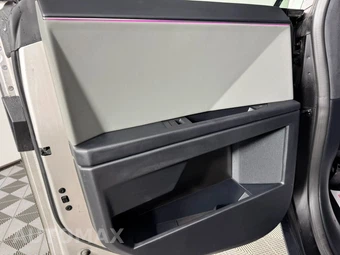 2024 Tesla Cybertruck Crew Cab Medium Bed - miniatura 39