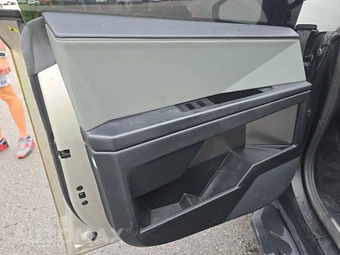 2024 Tesla Cybertruck Crew Cab Medium Bed - miniatura 9
