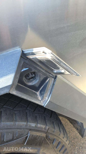2024 Tesla Cybertruck Crew Cab Medium Bed - miniatura 19