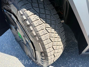 2024 Tesla Cybertruck Crew Cab Medium Bed - miniatura 19