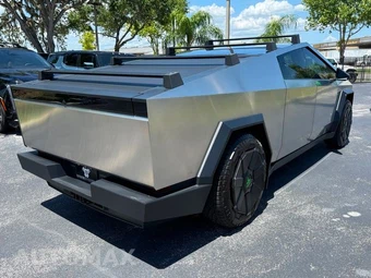 2024 Tesla Cybertruck Crew Cab Medium Bed - miniatura 22