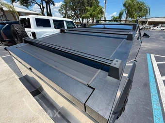 2024 Tesla Cybertruck Crew Cab Medium Bed - miniatura 27
