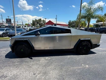 2024 Tesla Cybertruck Crew Cab Medium Bed - miniatura 28