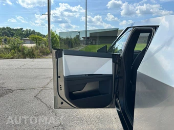 2024 Tesla Cybertruck Crew Cab Medium Bed - miniatura 17