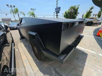 2024 Tesla Cybertruck Cyberbeast Crew Cab Medium Bed - miniatura 2