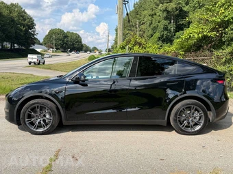 2024 Tesla Model Y Long Range - miniatura 2