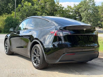 2024 Tesla Model Y Long Range - miniatura 3