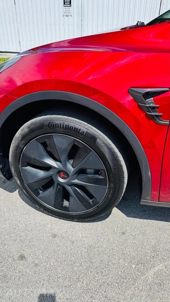 2024 Tesla Model Y Long Range - miniatura 2