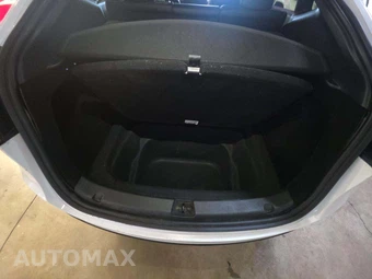 2024 Tesla Model Y Long Range - miniatura 15