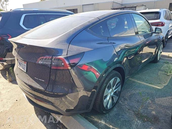 2024 Tesla Model Y Long Range – miniatura 3