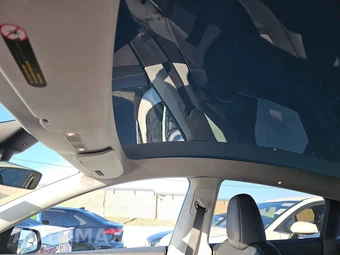 2024 Tesla Model Y Long Range – miniatura 17
