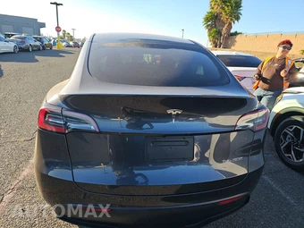 2024 Tesla Model Y Long Range – miniatura 5