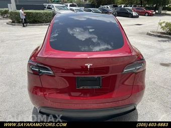 2024 Tesla Model Y Standard Range - miniatura 10