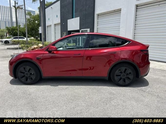 2024 Tesla Model Y Standard Range - miniatura 12