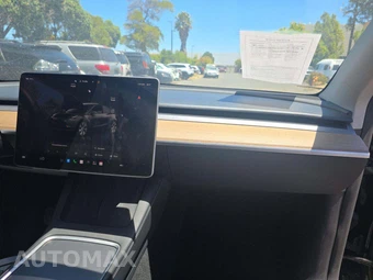 2024 Tesla Model Y Standard Range - miniatura 17