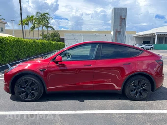 2024 Tesla Model Y Standard Range - miniatura 12