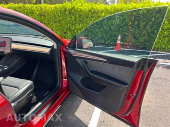 2024 Tesla Model Y Standard Range - miniatura 24