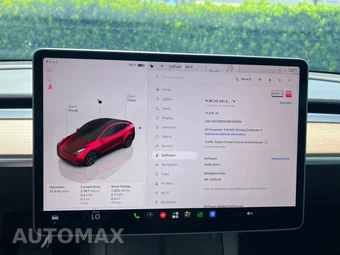 2024 Tesla Model Y Standard Range - miniatura 32