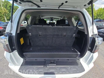 2024 Toyota 4Runner SR5 - miniatura 12