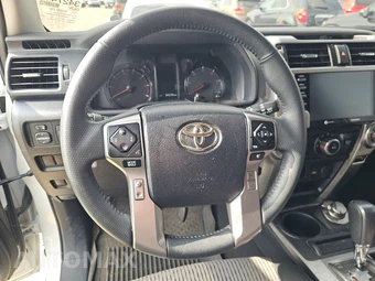 2024 Toyota 4Runner SR5 - miniatura 10