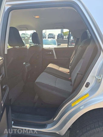 2024 Toyota 4Runner SR5 - miniatura 10