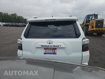 2024 Toyota 4Runner SR5 - miniatura 5